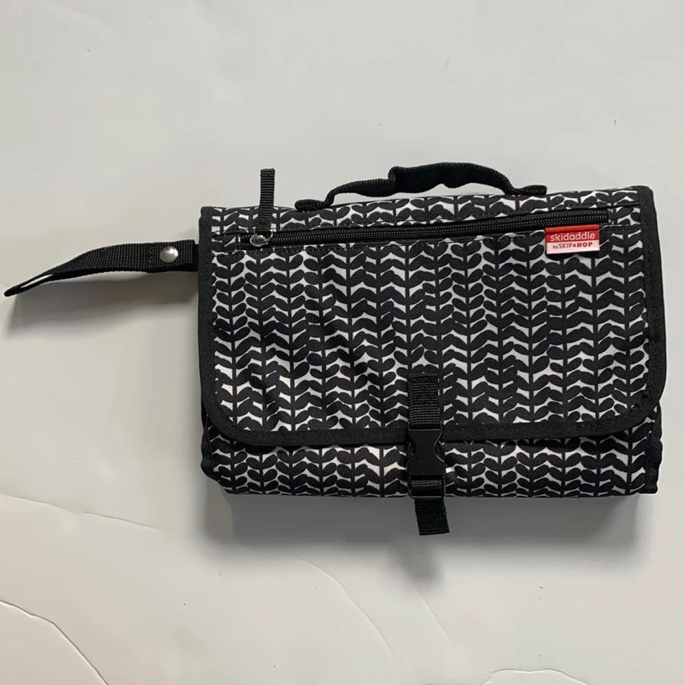 Diaper Bag Skidaddle by Skip Hop black white bag